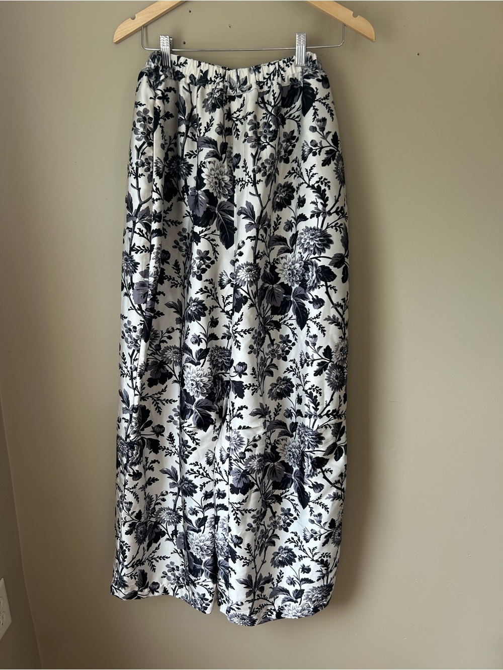 Maeve by Anthropologie Black and White Floral Silk Balloon Parachute Pants, M - Picture 3 of 5